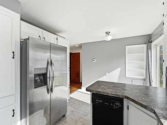 5th image of 1006 10th Ave NW