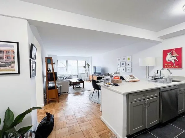 33 Greenwich Avenue image 1 of 7