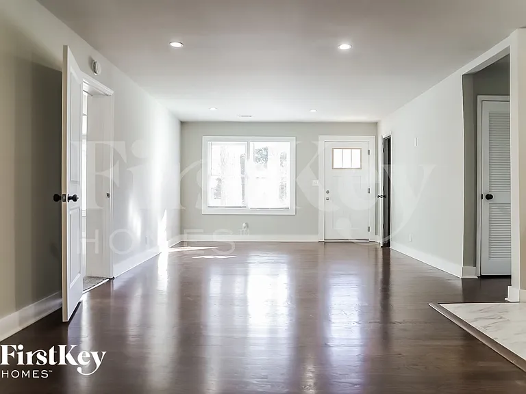 2207 Freydale Rd SE — Photo 2