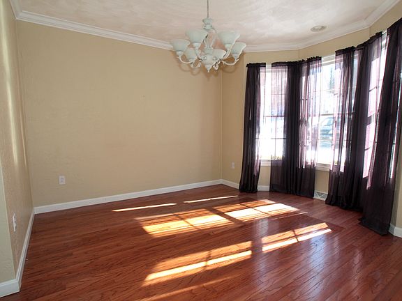 3rd image of 109 Kilarney Dr