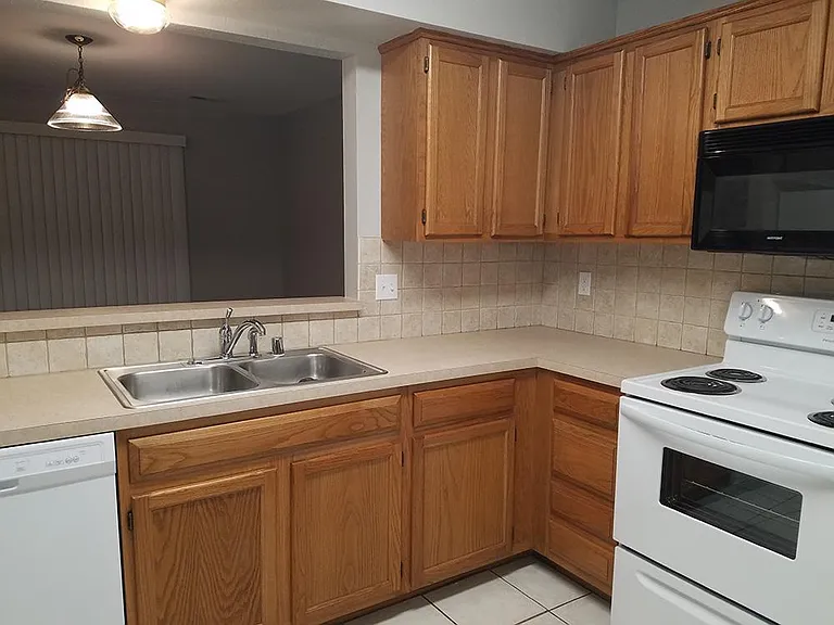 509 Lancaster Ct — Photo 6