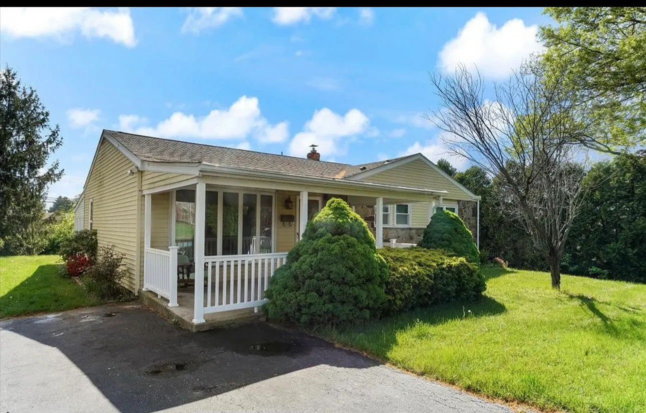 3 bed, 1.5 bath, 1793 sqft, $3,000 — Photo 1