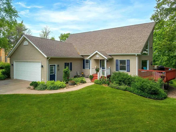 7013 Holdorf Dr, Blue Grass, IA 52726