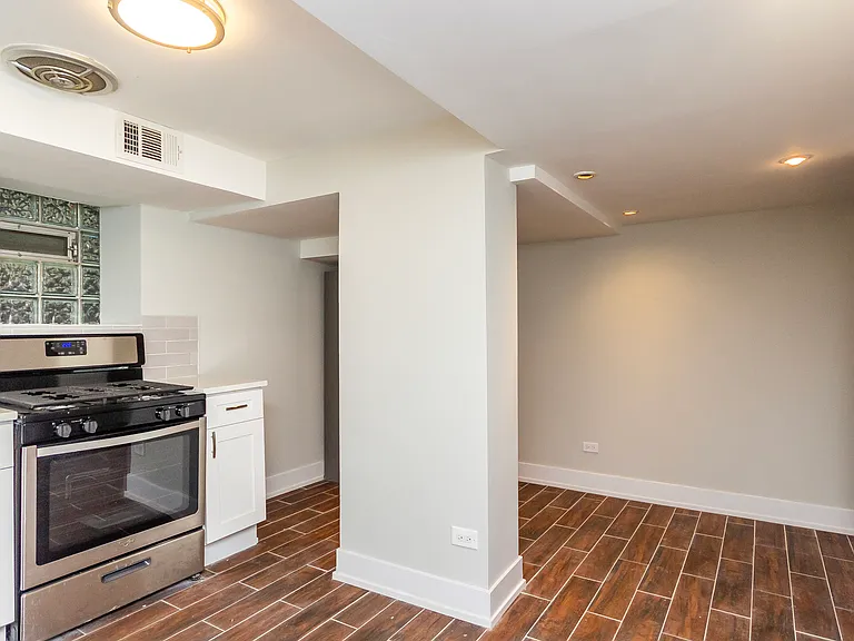 825 N Oakley Blvd #G — Photo 4