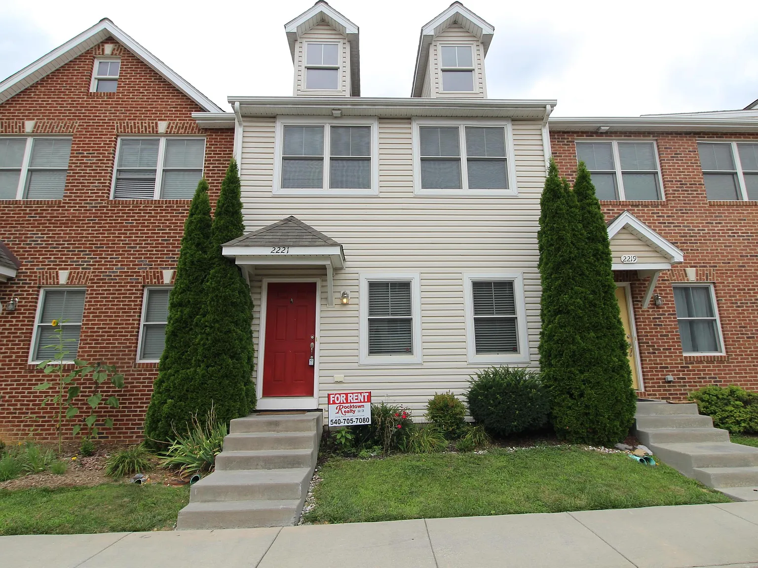 4 bed, 3.5 bath, 2350 sqft, $2,350 — Photo 2