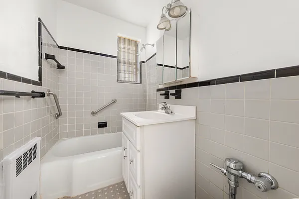 Bathroom, photo 1
