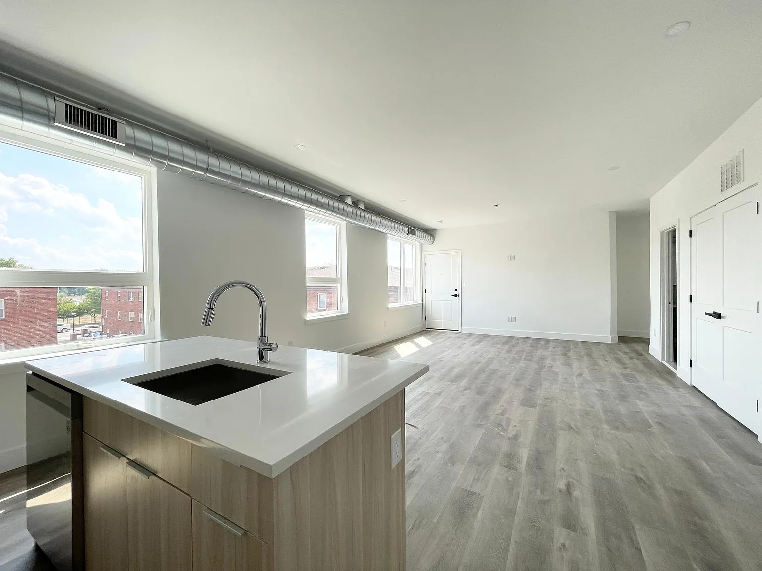 2 bed, 1050 sqft, $2,200 — Photo 4