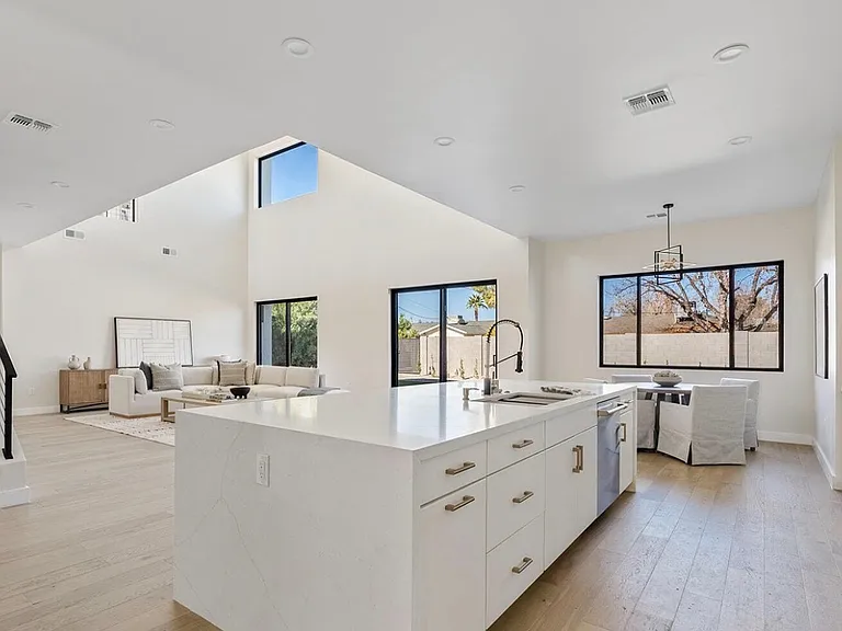 3622 E Clarendon Ave — Photo 11