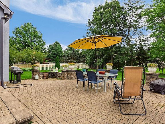 3rd image of 5698 Cloverdale Dr