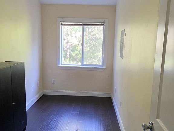 4th image of 325 1/2 E Main St