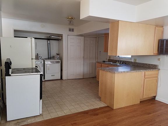 Dining room into kitchen