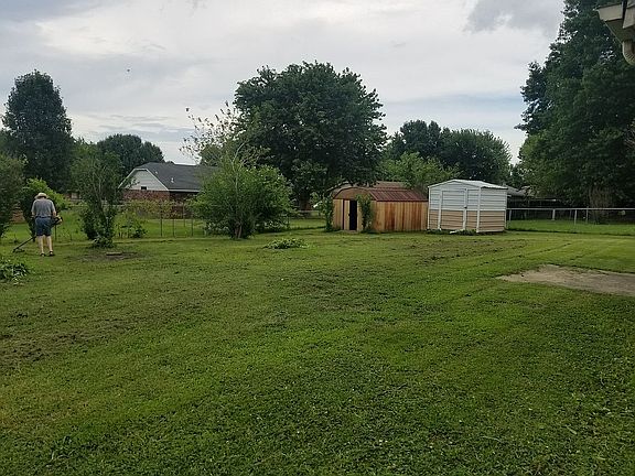Large fenced back yard 