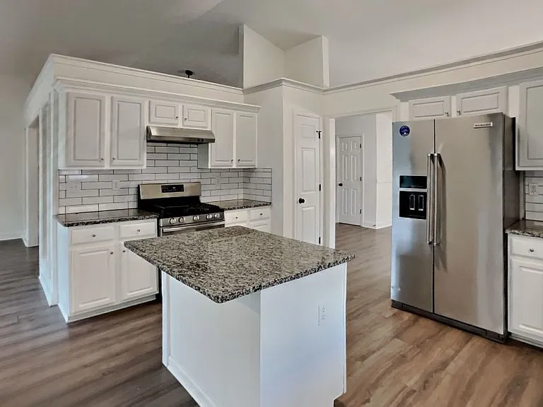 4000 Moore Creek Dr — Photo 2
