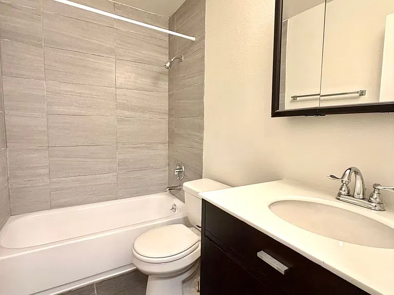 Hudson Court — Photo 15