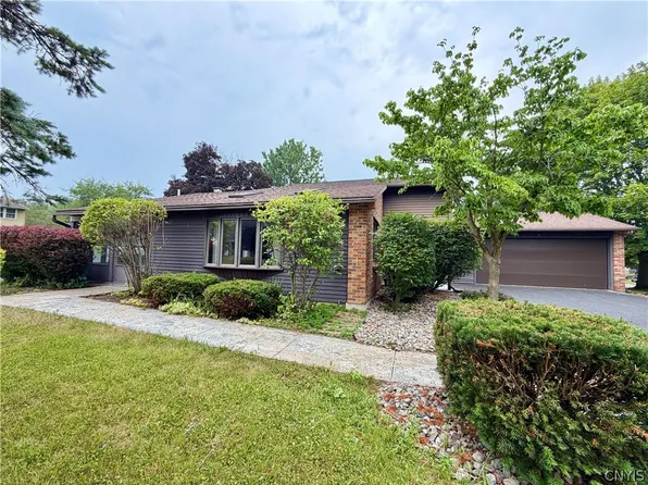 8376 Zenith Dr, Baldwinsville, NY 13027