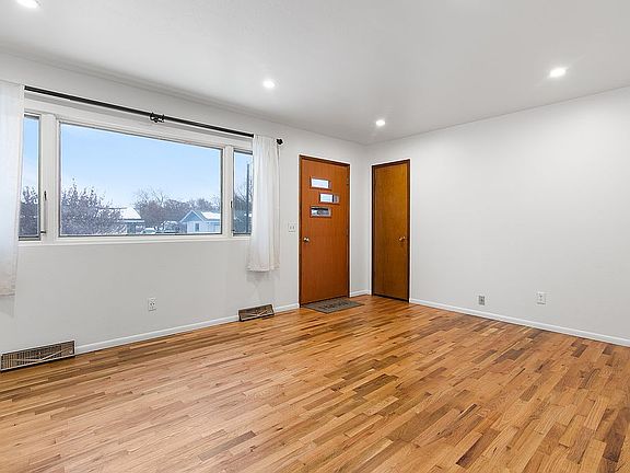 3rd image of 127 Arrowhead Dr