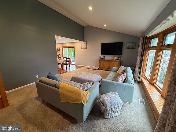 5th image of 163 Laurie Ln