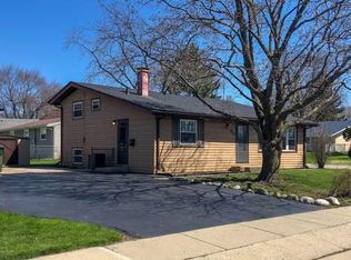 60 Golf View Ln, Carpentersville, IL 60110
