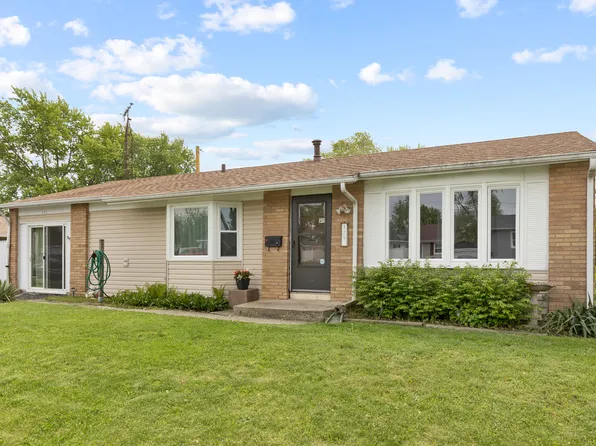 135 Pecos Cir, Carpentersville, IL 60110