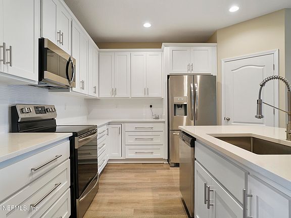 3rd image of 142 Castro Ct