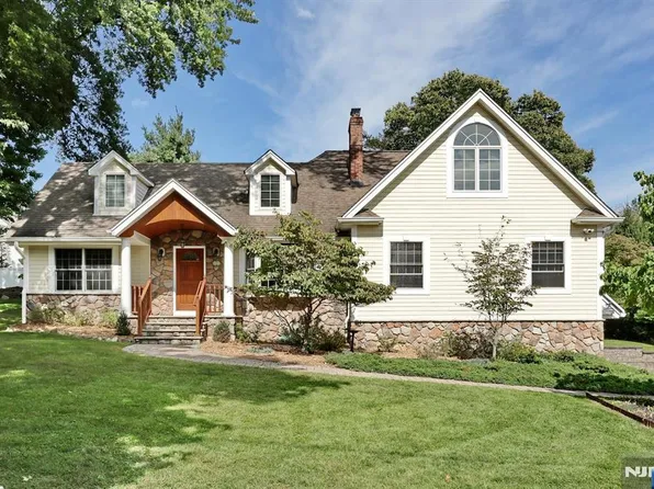 8 Le Roy Place, Park Ridge, NJ 07656
