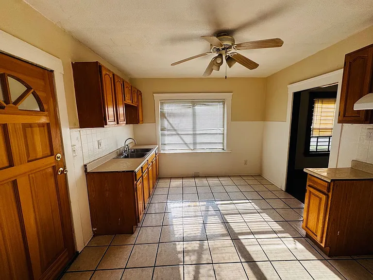 14012 Glendale Ave — Photo 18
