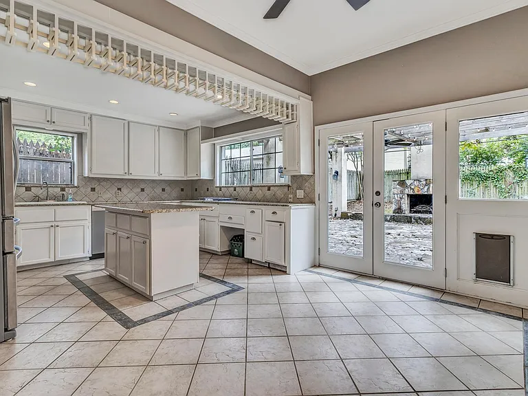 112 Cloverleaf Ave — Photo 26