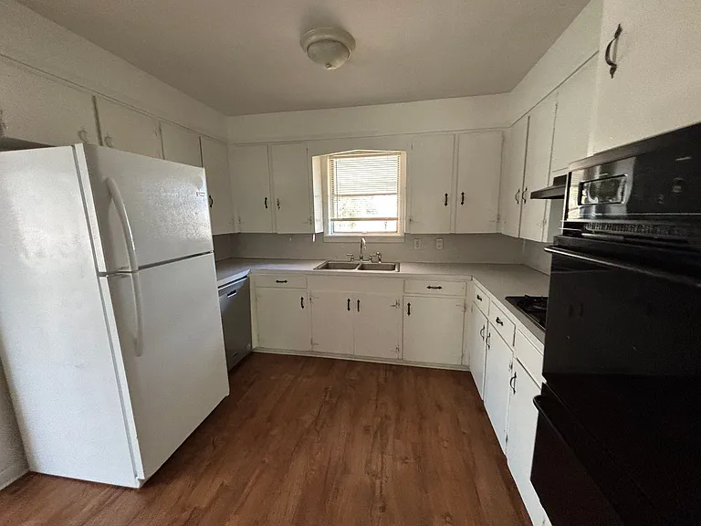 4101 Glen St — Photo 17