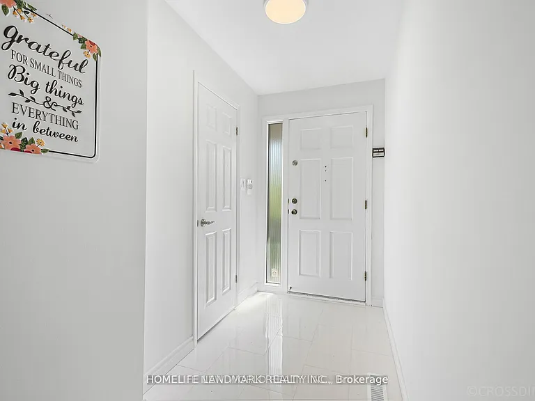 25 Lansbury Dr — Photo 2
