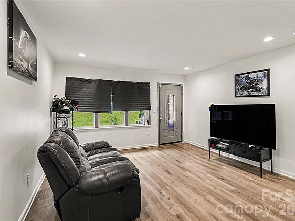 5th image of 518 Baker St