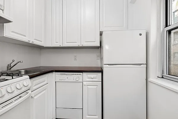 Rented by Emerson Realty NY LLC | media 8