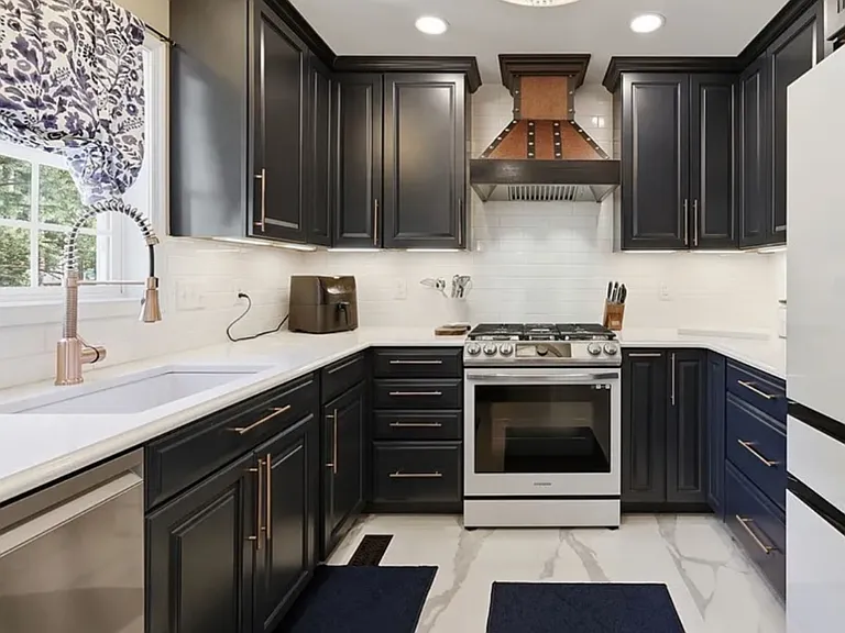10019 Crystal Lake Ave — Photo 2