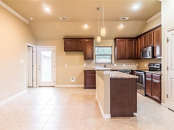 5th image of 324 Valley Dr