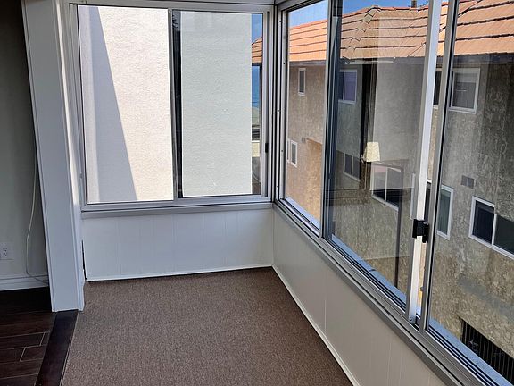 Sun room, yes all windows fully open to let in that ocean breeze.
