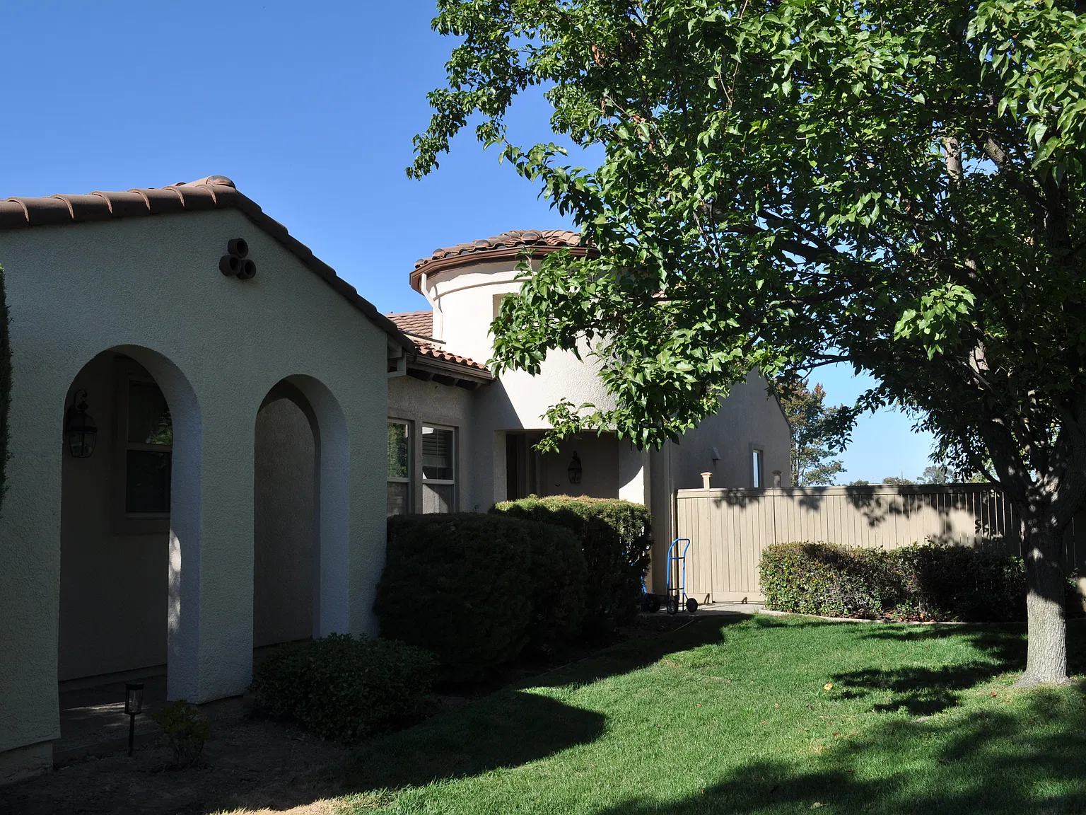 4 bed, 2164 sqft, $4,200 — Photo 3