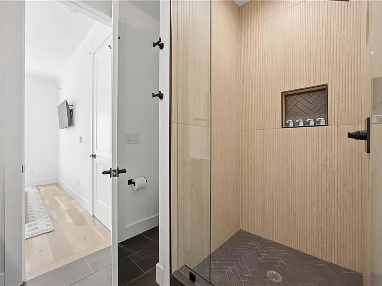 Markham St SW — Photo 21
