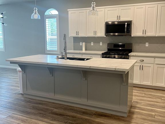5th image of 233 Karen Ave