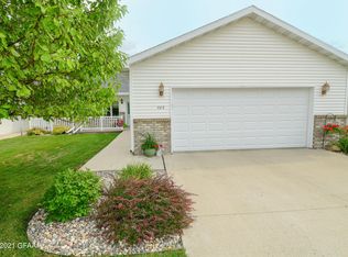 405 Crestwood Ct SE, East Grand Forks, MN 56721