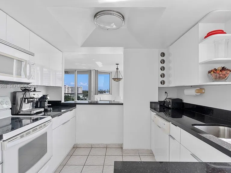 3411 Indian Creek Dr #LPH1401 — Photo 17