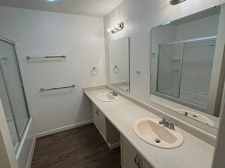 212 N Crenshaw St — Photo 11