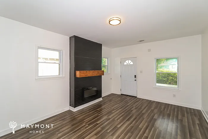 1592 Southern Ave — Photo 3