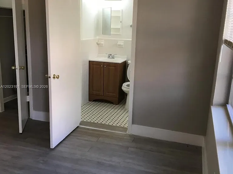 520 SW 4th St #5 — Photo 3