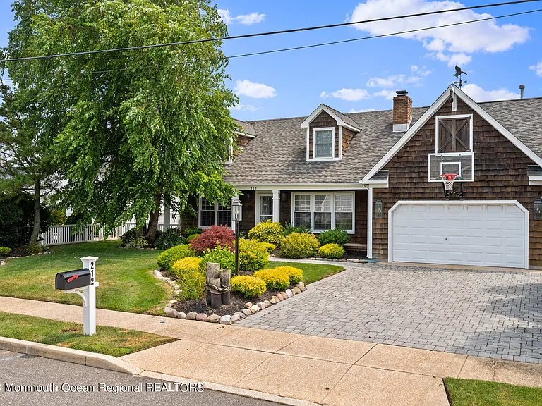 212 Helm Rd — Photo 2