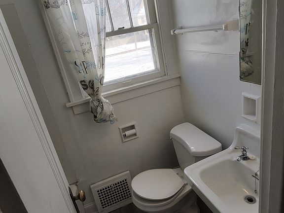 4th image of 338 Scott St NE #3