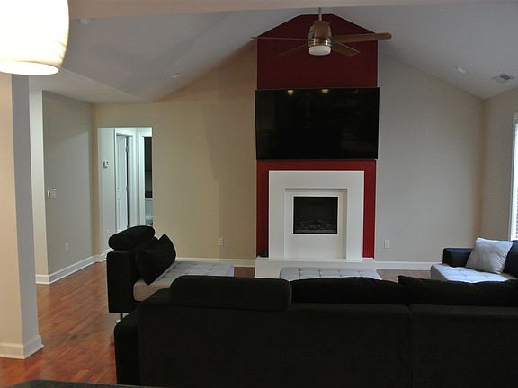 4th image of 406 White Dogwood Dr