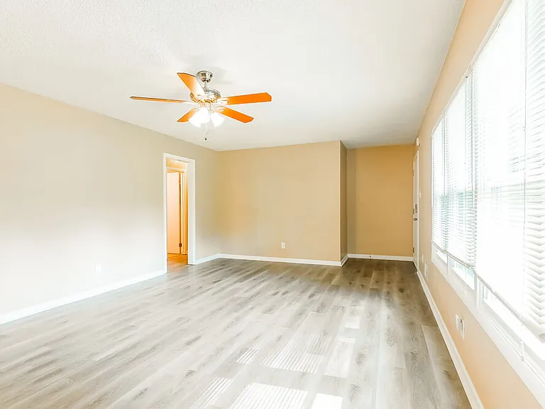 2415 Rose Ln SE — Photo 5