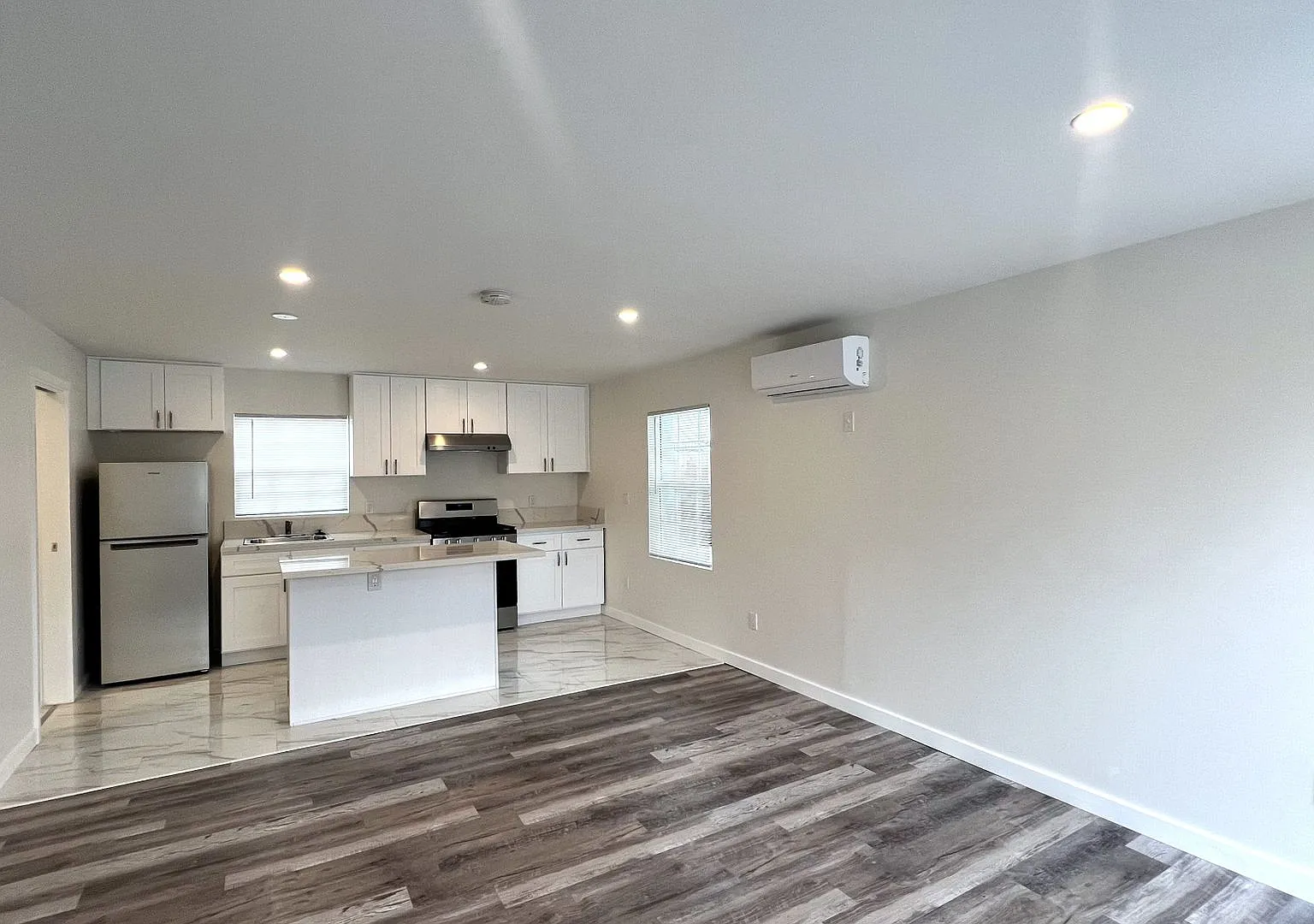 913 W 19th Street — Photo 3