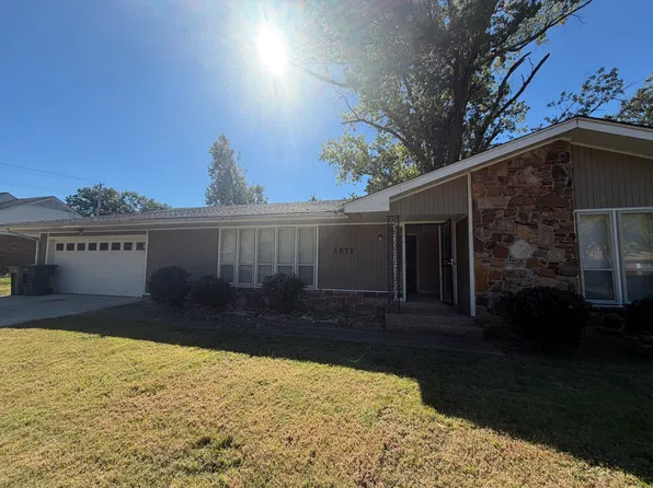 2871 Executive Dr, Memphis, TN 38115