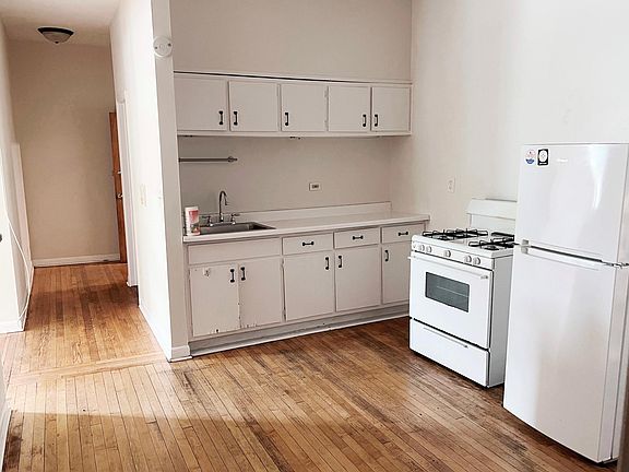 3rd image of 923 W Waveland Ave #30B