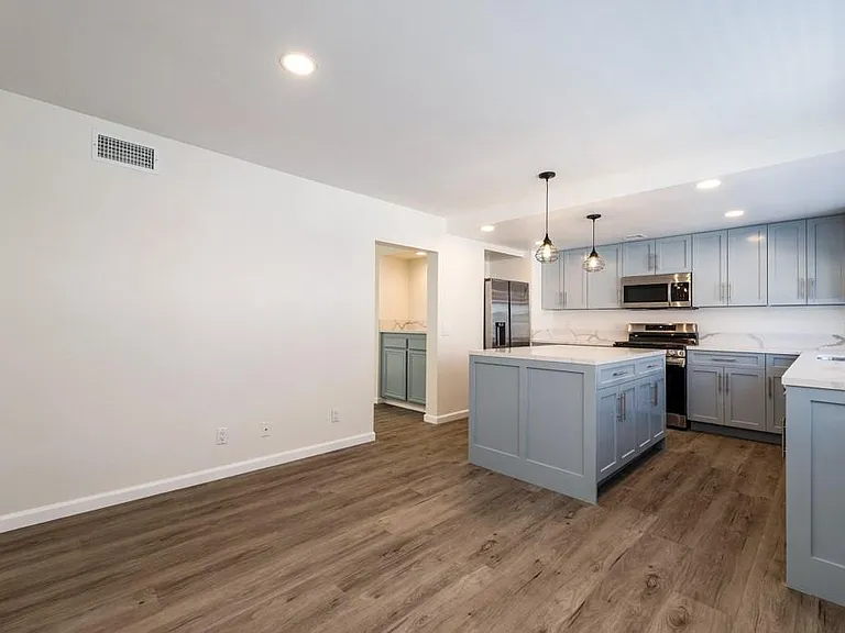 5800 Owensmouth Ave #14 — Photo 10